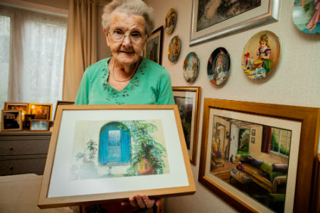 Surrogate 'granny’ is painting sensation 