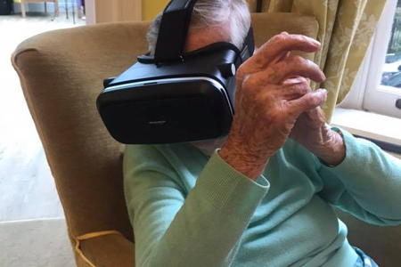 Residents experience virtual reality