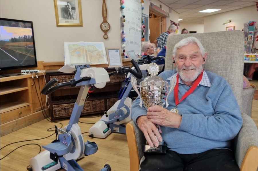 Warwickshire care home resident rides off with virtual cycling prize